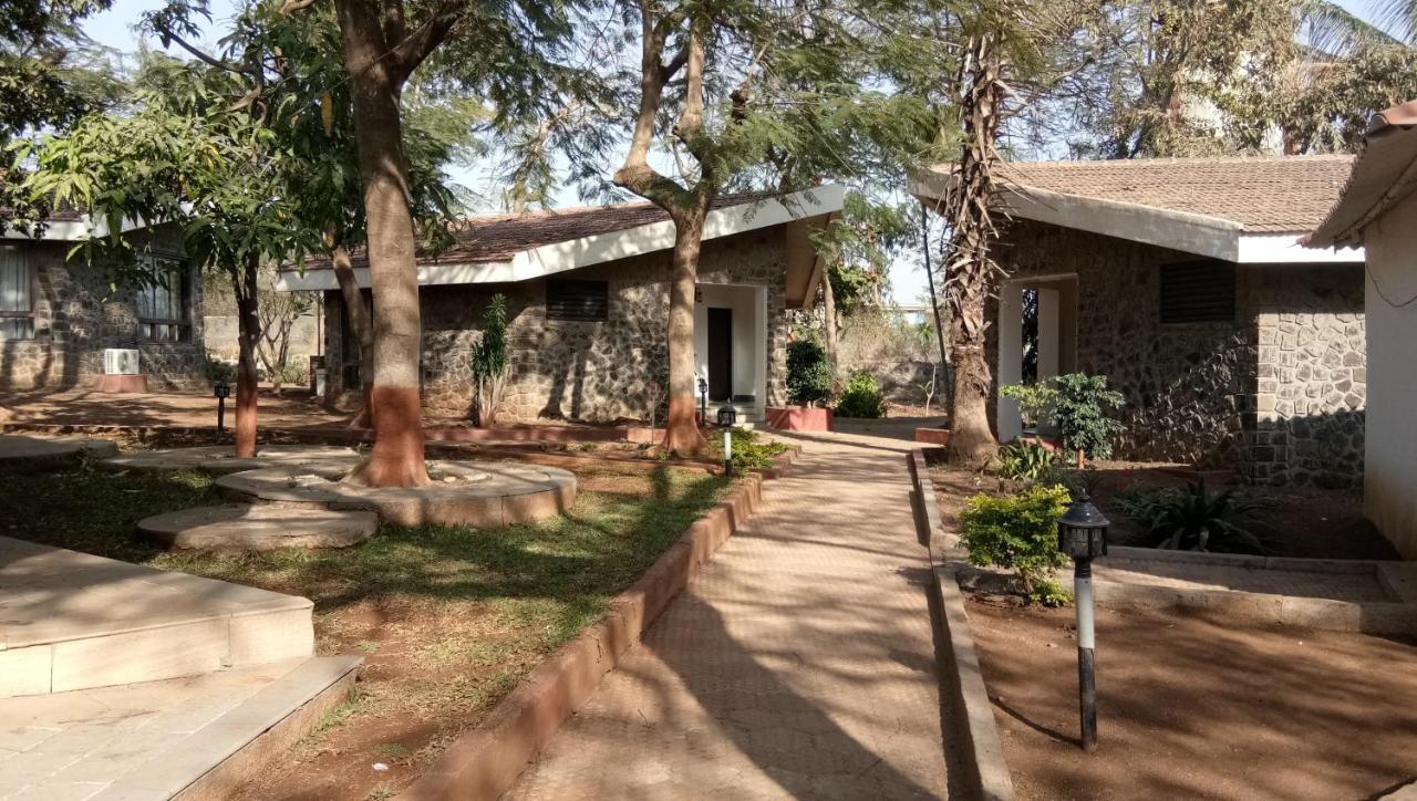 Caves County Resort Malegaon Exterior foto