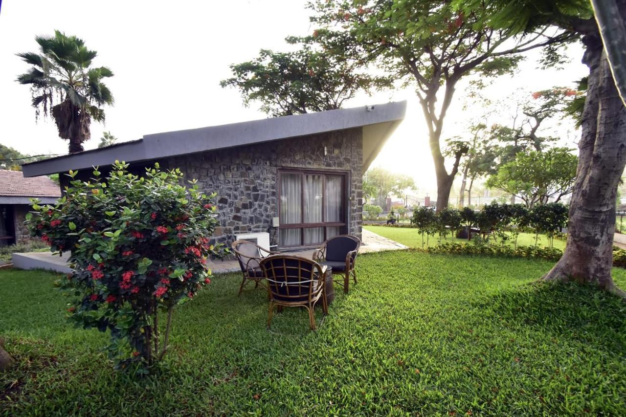 Caves County Resort Malegaon Exterior foto