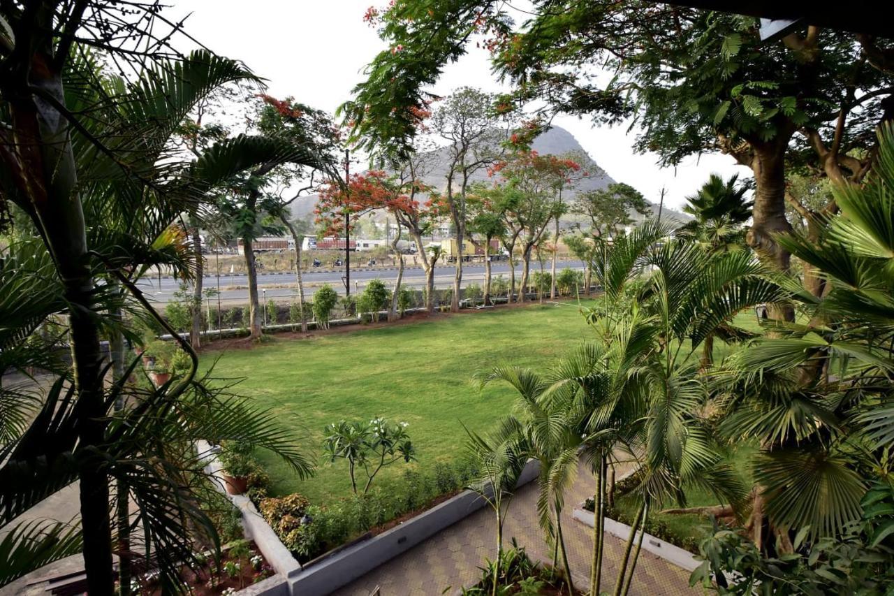 Caves County Resort Malegaon Exterior foto